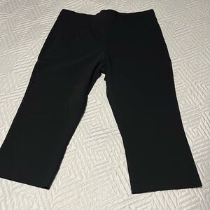Black cropped slip on women’s pants size large. 19 in long inseam. 34” waist